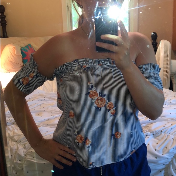 Off-The-Shoulder Ruffled Crop Top - Picture 7 of 7